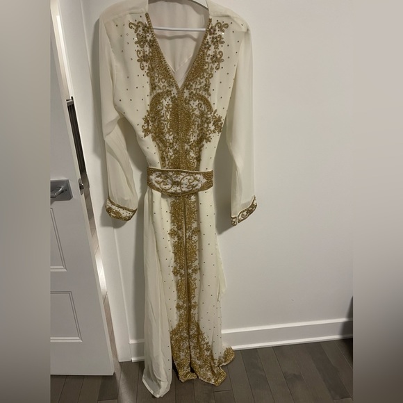 White caftan - Picture 2 of 4